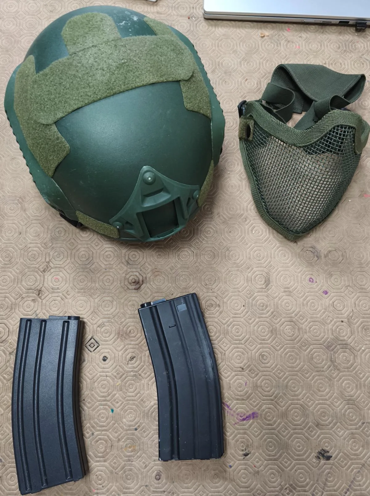 Lote Airsoft completo: réplica M4 Evolution, colete tático, rádio, bateria e acessórios - foto 8