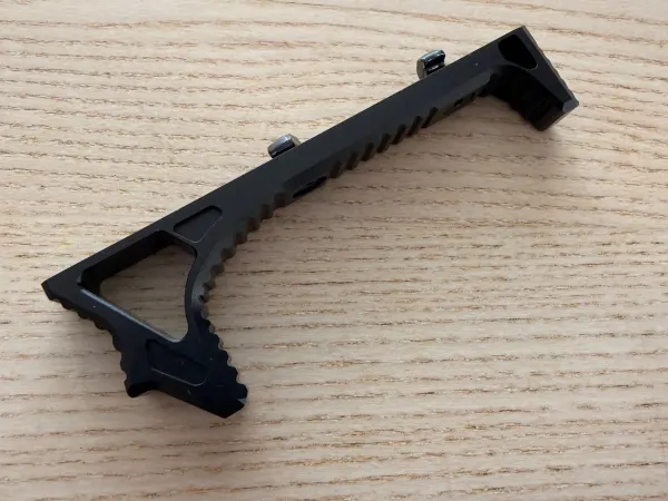 Curved foregrip M-Lok em metal preto