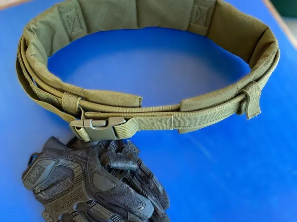 Colete Plate Carrier Invader gear e outros equipamentos